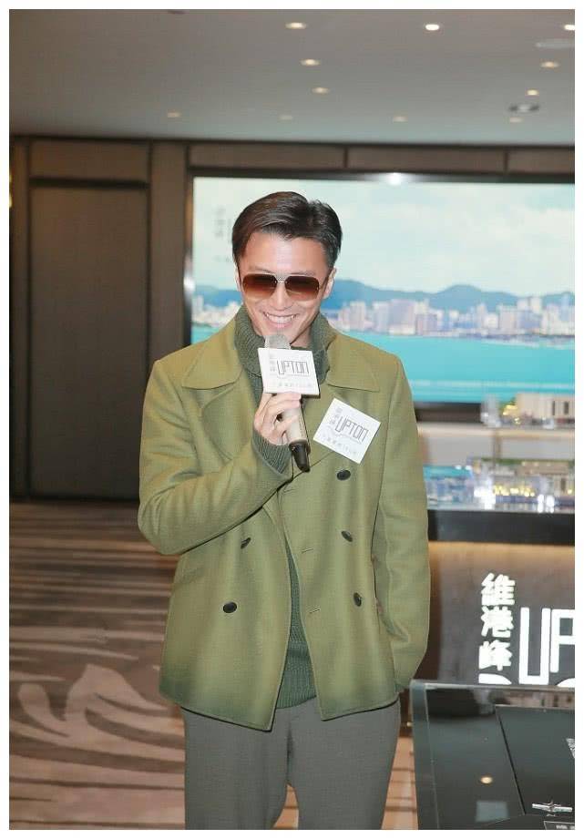 原创谢霆锋外穿绿色呢大衣搭一条小脚裤手插口袋凹造型很有范