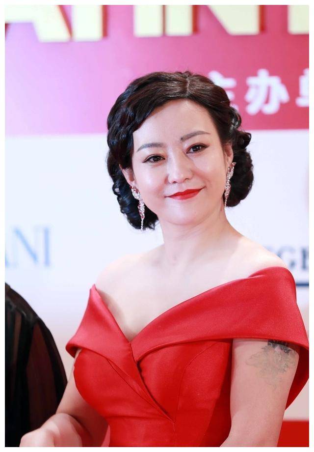 郝蕾红毯翻车,穿红色连衣裙虽高贵华丽,但复古发型显老至少10岁_气质