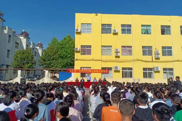 邓州市白牛镇一初中举行"防范校园欺凌 守护师生安全"法制教育报告会