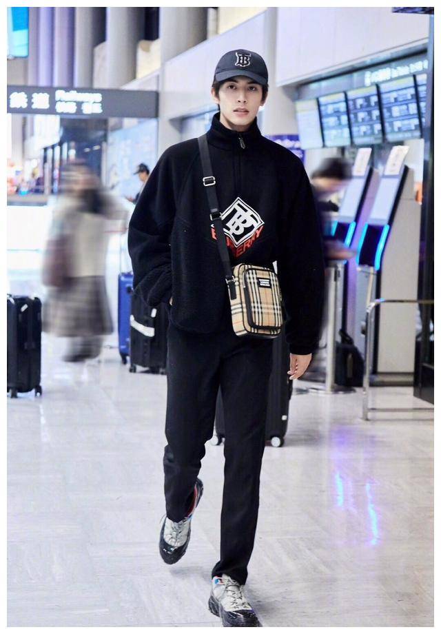 宋威龙全家福曝光一家高颜值,姐姐穿黑衣又美又飒_黑色_运动_衣服