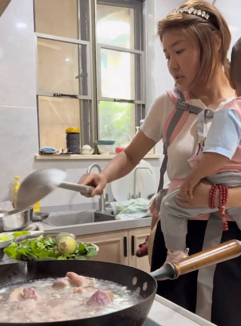 原创娇娇背2孩子做家务疑似卖惨网友调侃拍视频的不帮忙