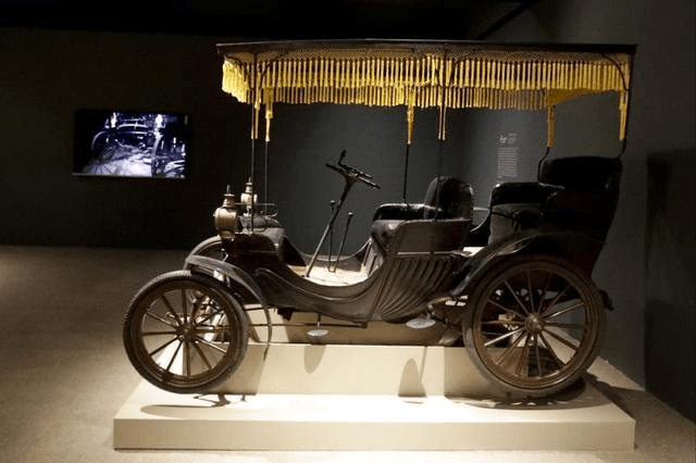 故宫收藏一辆慈禧坐过的汽车德国公司想高价收回给了吗