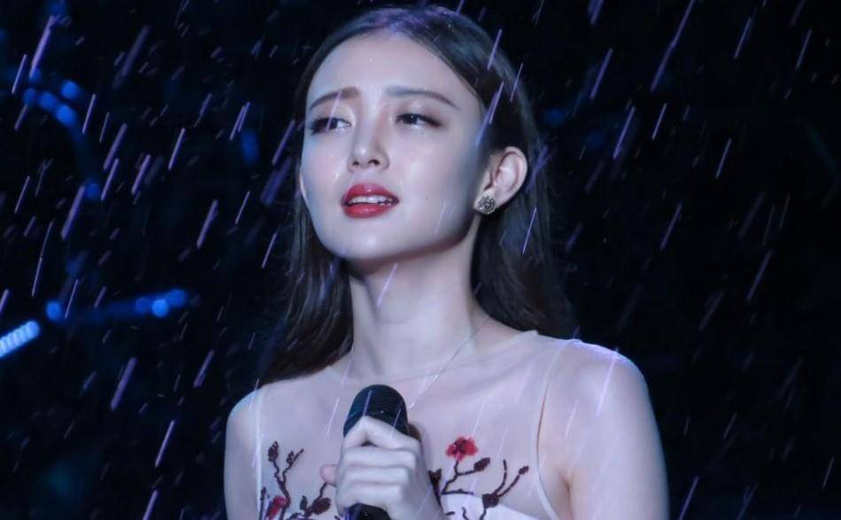原创美女歌手汪小敏颜值身材才华都不差为什么就不红呢