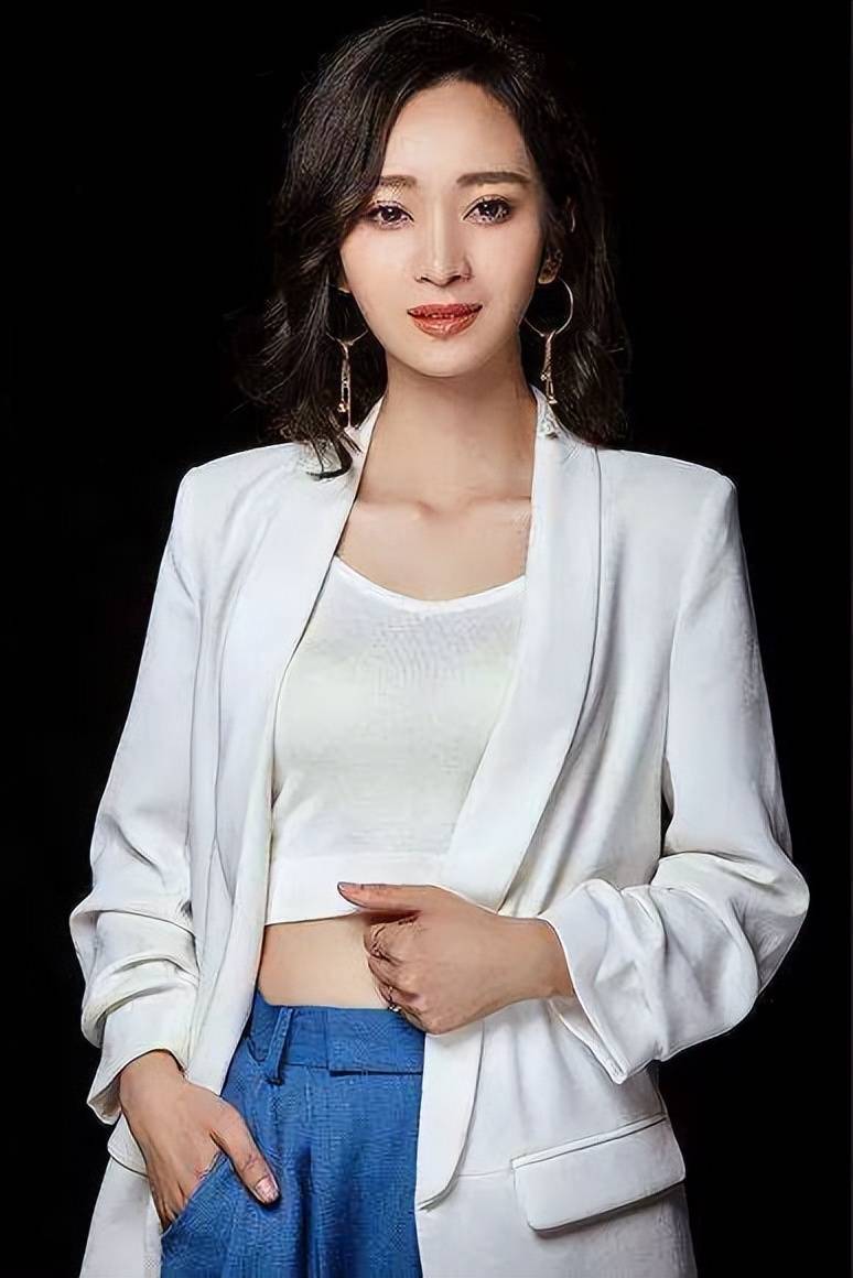 拒绝出山,32岁妻子颜值出众 身材一流 该要二胎_周蕾_赵继伟_王熙麟