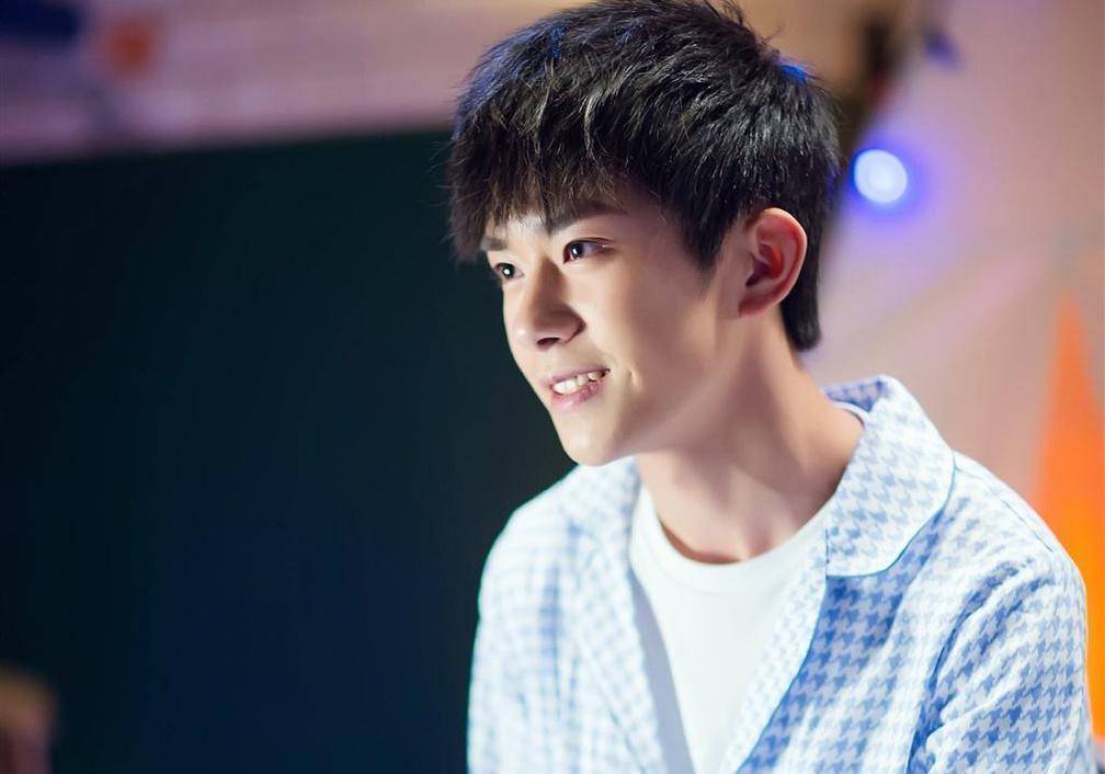 原创易烊千玺真实年龄曝光赵丽颖也曾改年龄更有人改到66岁