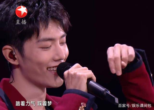 原创约好的王一博戴绿耳返拿绿话筒肖战穿红衣服戴红耳返