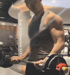 武汉肌肉男身材照疯传网友这肉体我太可以了