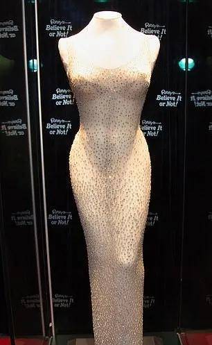 原创             梦露古董裙的设计师，猛烈抨击金卡戴珊再现礼服：这是一个大错误