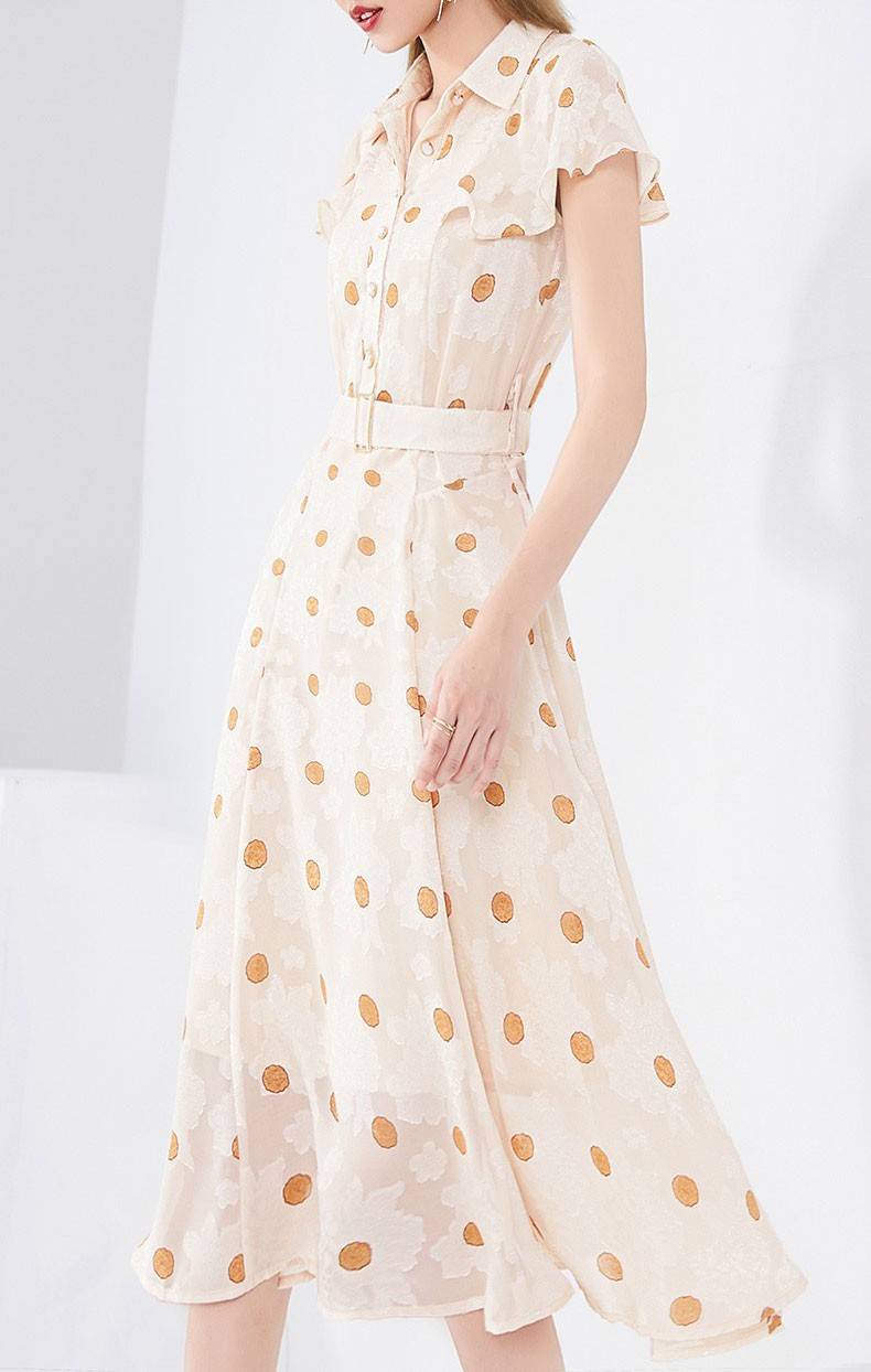 一直流行的波点连衣裙复古与时尚的碰撞很容易给出迷人的气质