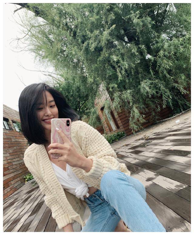 杨采钰穿衣真大胆,衬衫少系两个扣搭配随性,时髦造型好抢眼_效果_时尚