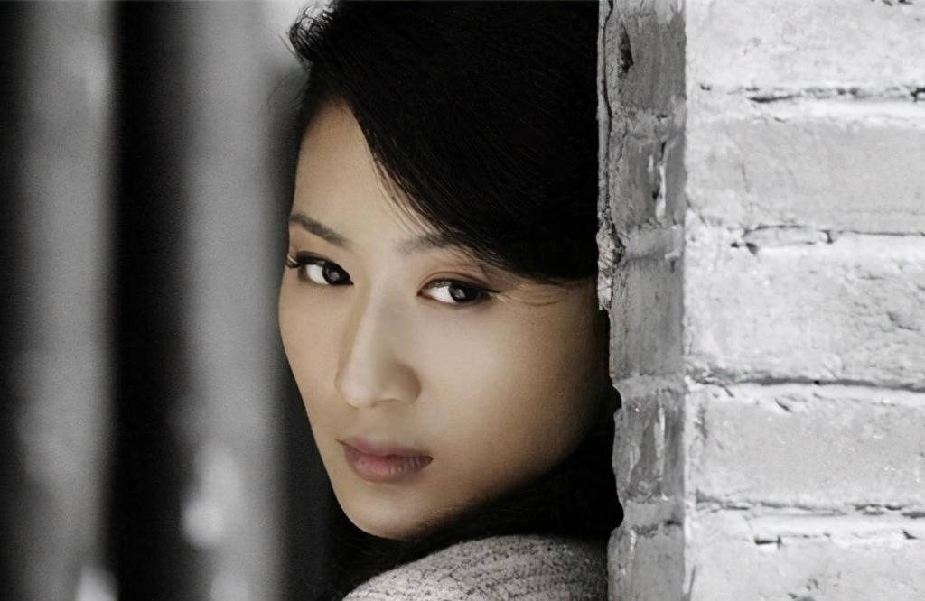 原来郭珍霓去环游世界,从她分享的照片微博,郭珍霓享受着没有拍摄的