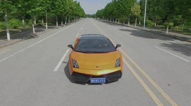 杨子姗出场之后,男主角郑恺也开着辆兰博基尼出场了.