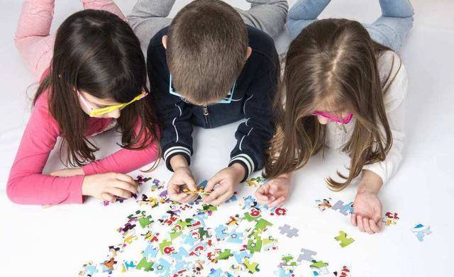 【拼图游戏】小孩子玩拼图游戏的好处_如何教孩子玩拼图游戏
