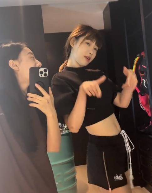 原创网络痞幼穿露脐装弯腰网友把注意力集中到腰间纹身有故事