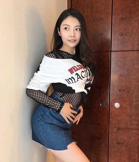 大嫂徐冬冬渔网装走红身材丝毫不输柳岩让人挪不开眼睛