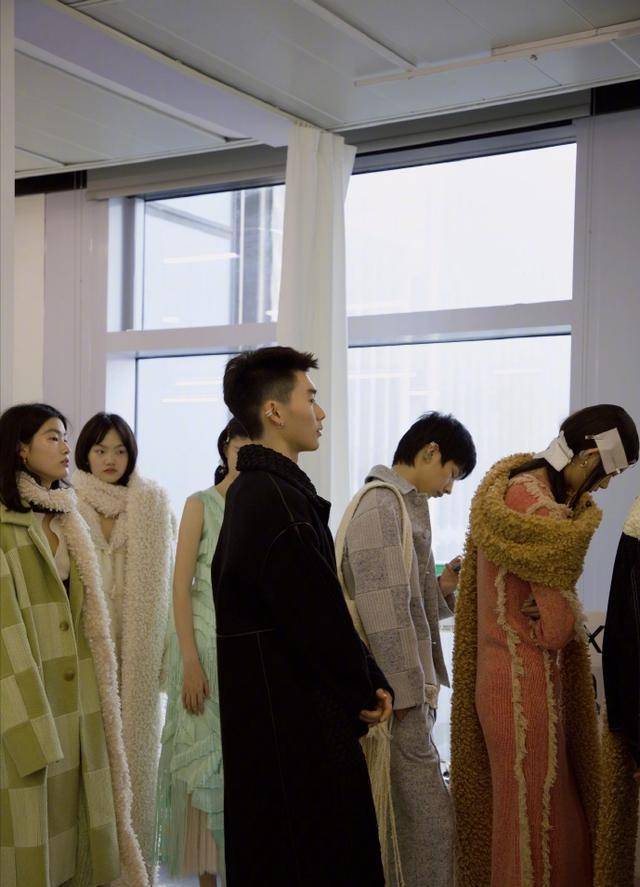 两个人脸上的颧骨都挺高的,而且林子濠的脸显得较为狭长,林子轩的脸则