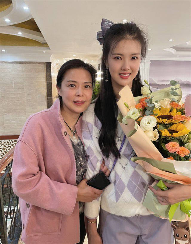 张常宁家三位美人亮相 妈妈像关之琳有魅力 嫂子皮肤白皙像少女 中国 女性 一家人