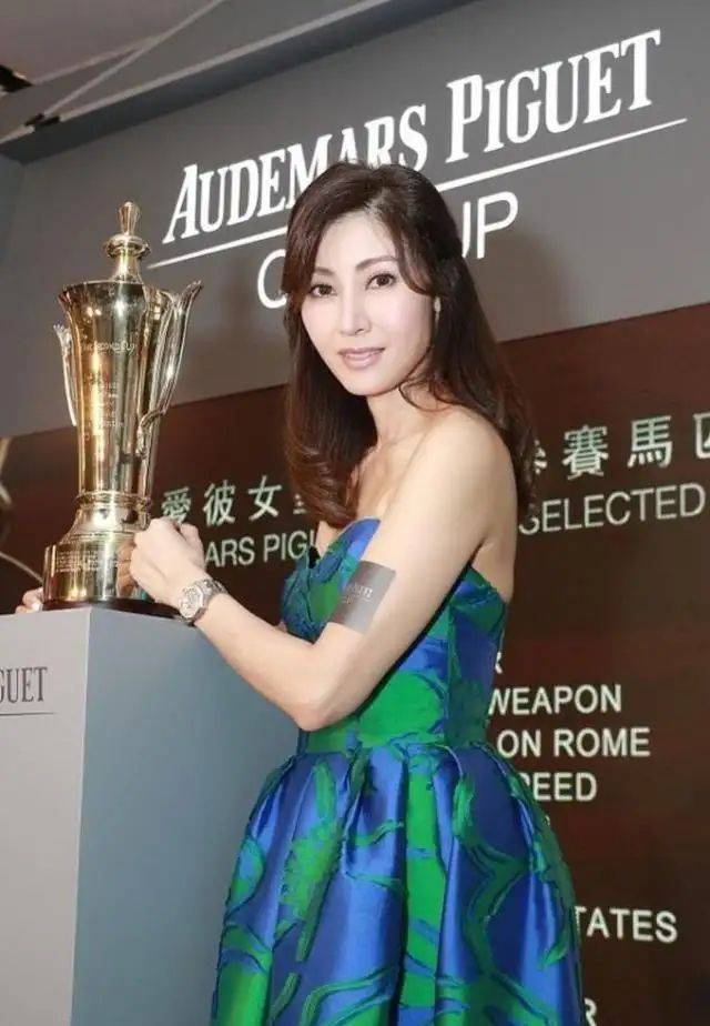 原创豪门媳妇李嘉欣挺懂得保养的看着比同龄人年轻脸蛋紧致没下垂