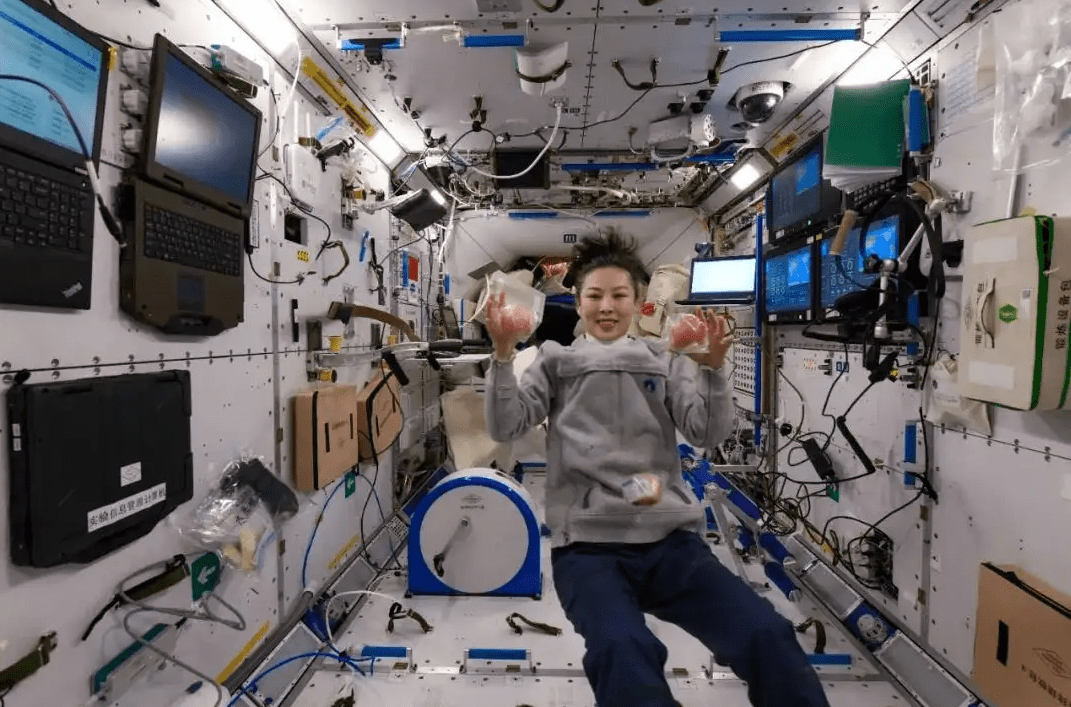 原创航天员睡觉会不会飘来飘去三餐都吃什么能洗澡吗