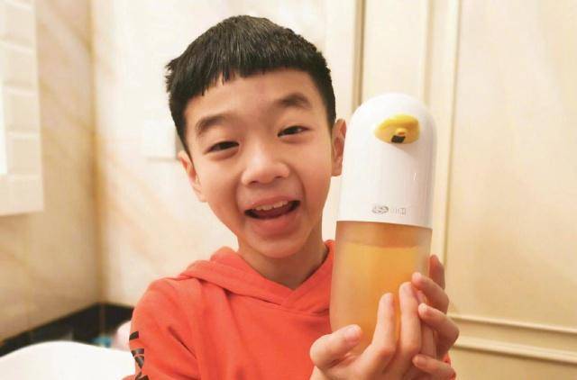 原创杨威晒杨阳洋近照杨阳洋八字眉抢镜变样的杨阳洋鼻子超像杨威