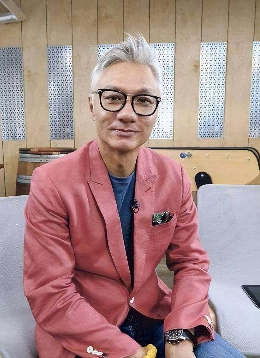 林俊贤曾是香港上世纪八十年代的著名美男,作为tvb前实力小生,他的