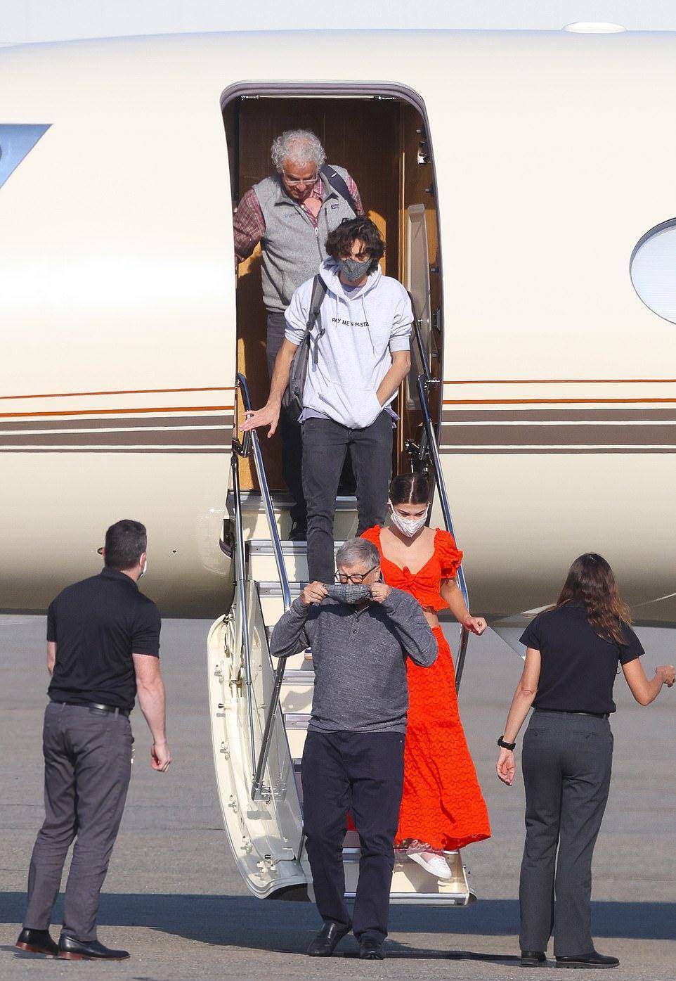 比尔·盖茨18岁小千金和爸爸同下飞机,穿红裙惊艳,男友撞脸"甜茶"