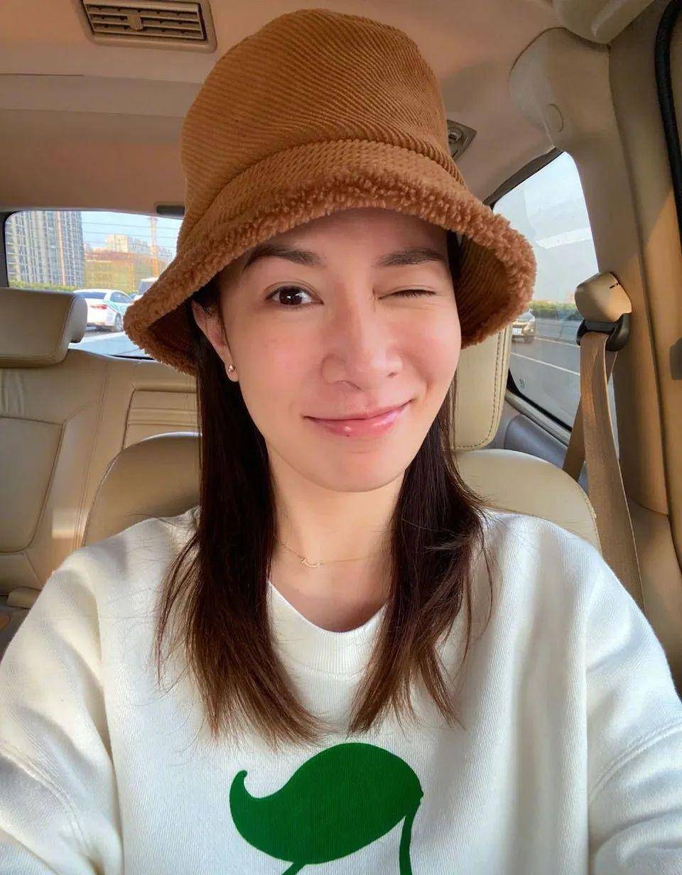 原创45岁佘诗曼连发12张无滤镜自拍照不愧是冻龄女神