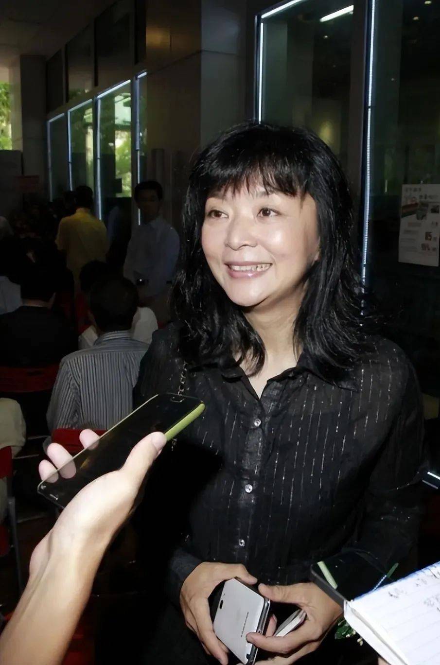 "最美小龙女"近照,虽发福明显但脸上无皱纹,62岁看起来像30岁_陈玉莲