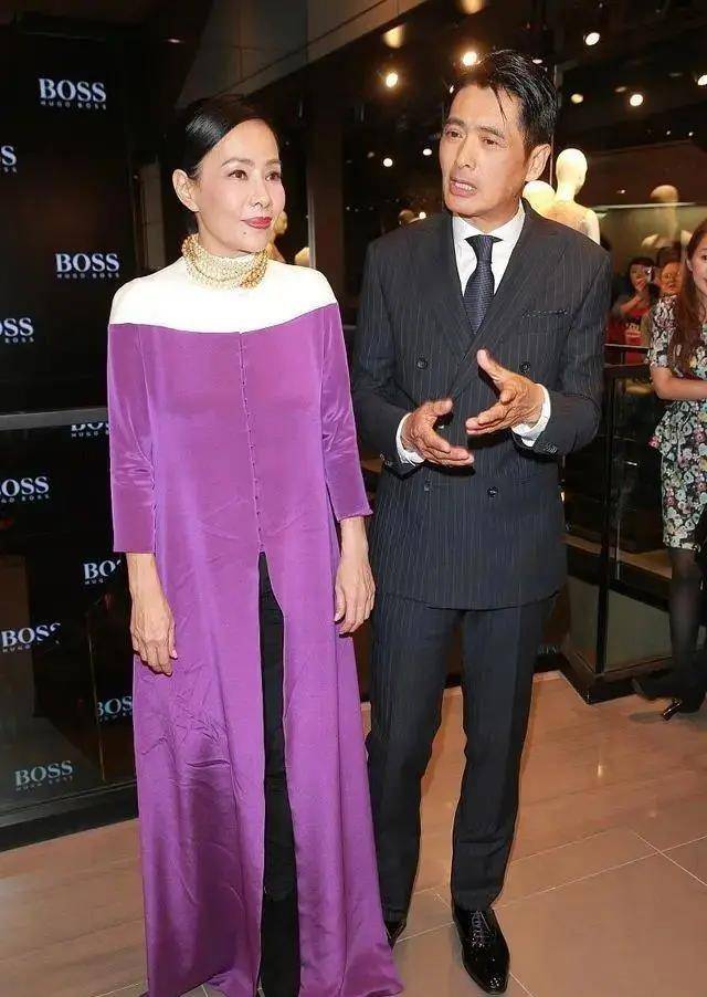 周润发"丑妻"一点都不丑,穿紫色开叉裙戴金色颈饰,高贵又迷人_陈荟莲