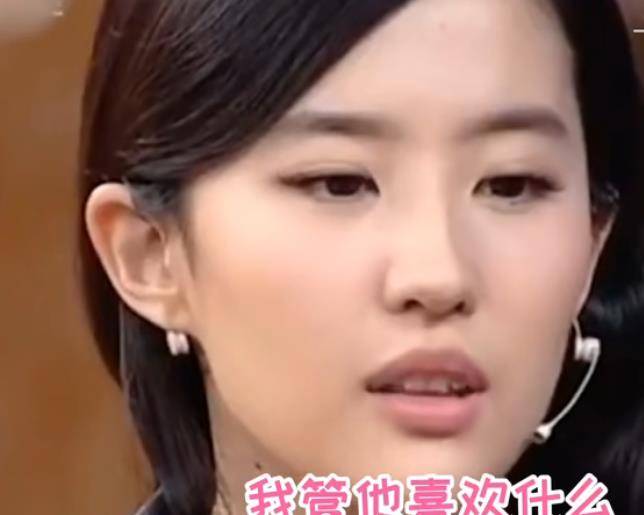 刘亦菲与记者交谈似好友，而爱吃酸奶疙瘩的她，直接给记者投食