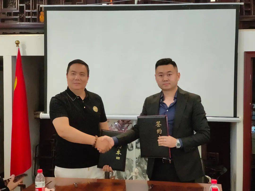 湖北古玩商会与省青创会举行战略合作签约仪式并参观名