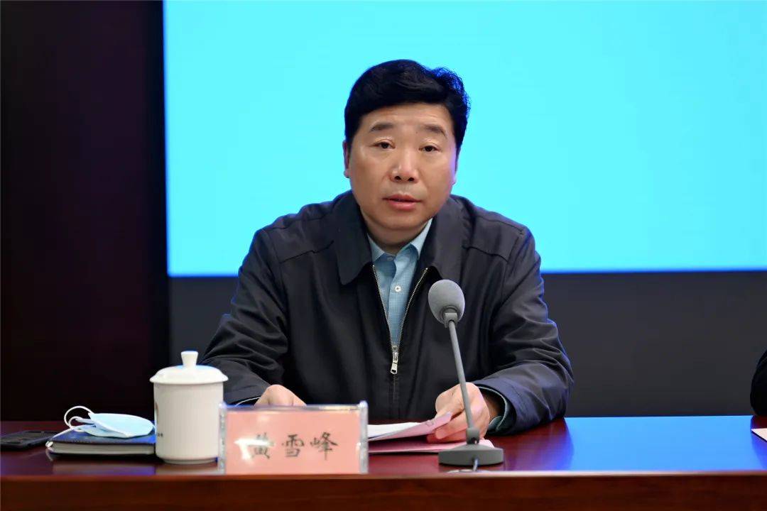 县人大常委会监司委主任黄雪峰主持会议,宣读《射阳县人大常委会关于