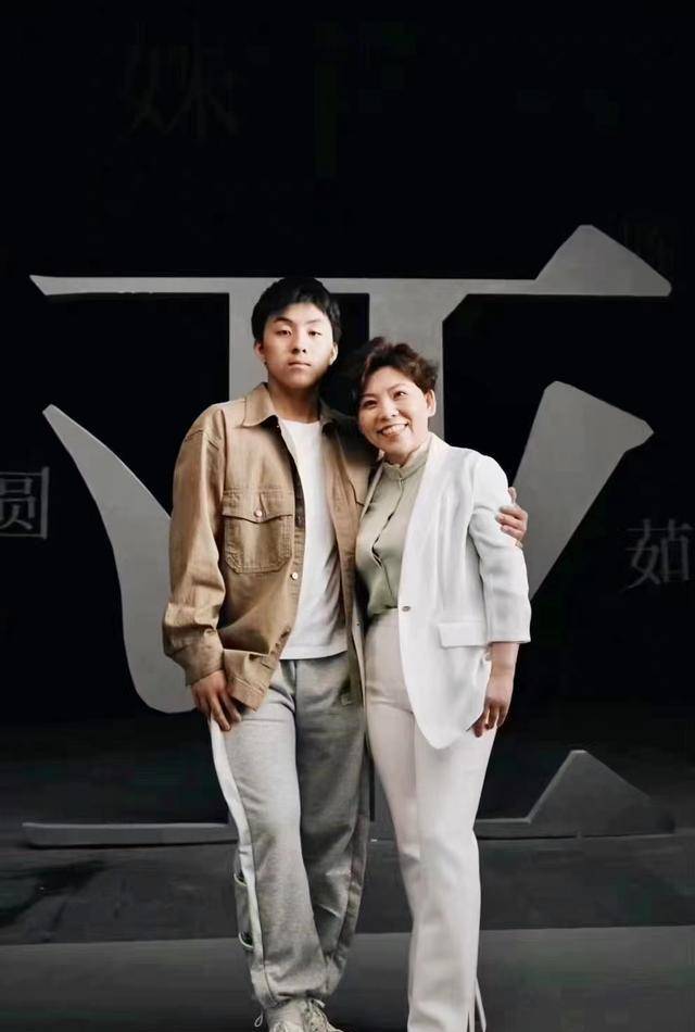 长成,邓亚萍晒儿子近照高大帅气,相处画面十分温馨_乒乓球_林瀚_网友