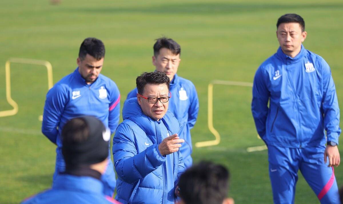 原创             中超动态：国足队长蒿俊闵踢校园比赛，上海申花迎来首场热身赛