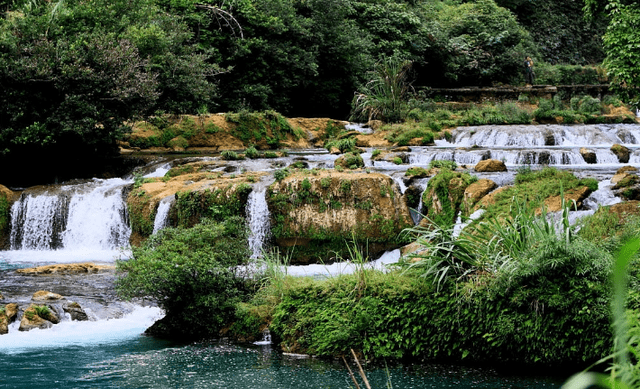 贵州一景区，集瀑、湖、洞、林、水、山为一体，还能欣赏民族风情
