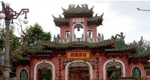 越南的古建筑上写有中文字，越南人没几个认识，中国游客看了想笑