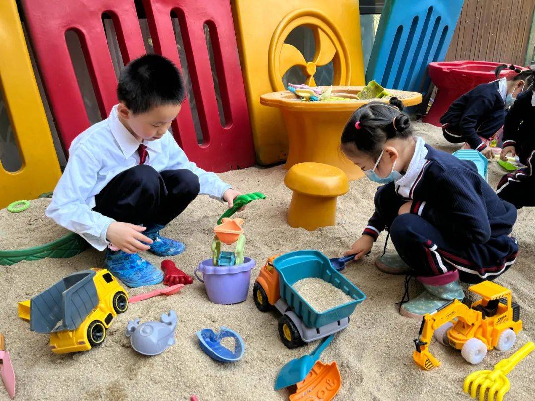 小沙池,大乐趣——盐城市钱江方洲幼儿园中4班户外玩沙活动_孩子_沙子