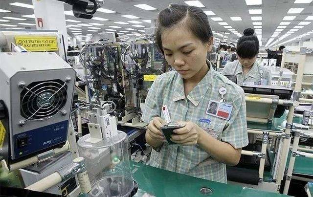 原创26岁性感美女火遍网络成为华为的第一位越南代言人背后的原因