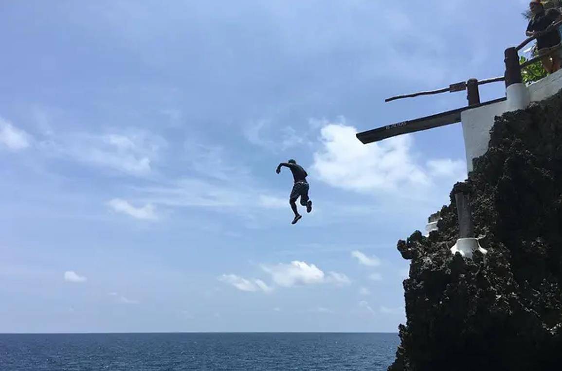 原創從高空掉到水裡有個錘子先落水能救命錘子能破壞水面張力