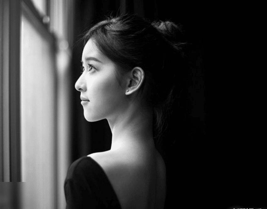 的还是章泽天的颜值状态了,可以看到,她的侧脸线条看上去很是精致立体