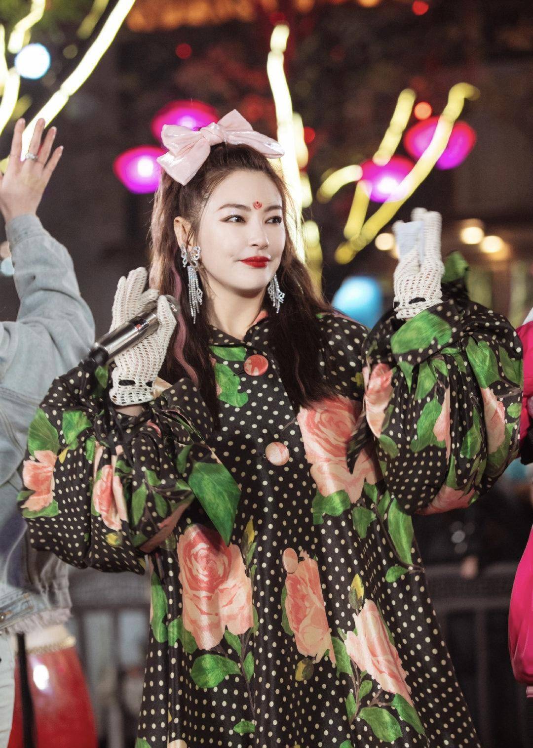 原创张雨绮的女团身材真是无敌了穿红色抹身材裙亮相我差点沦陷