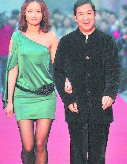 张国立把她捧红,在事业巅峰期嫁大13岁亿万富翁_韩雨芹_陈英杰_干女儿