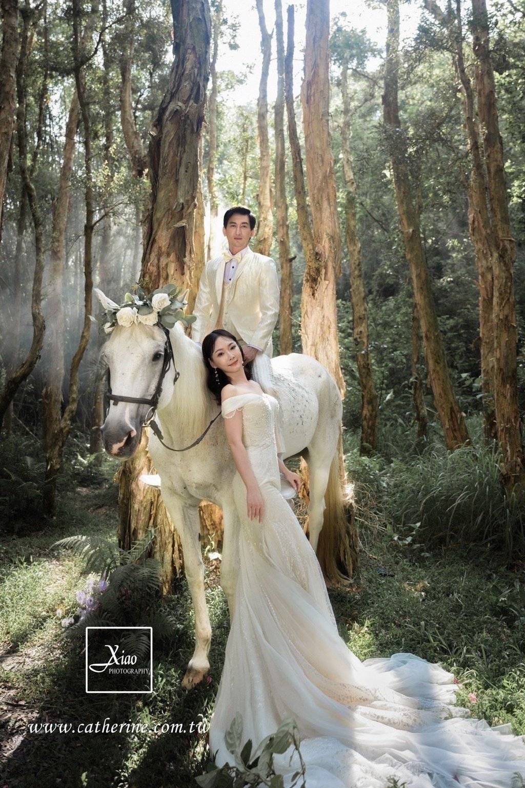资深女星王俐人分享婚纱照,新郎骑在马上,新娘在下面牵马