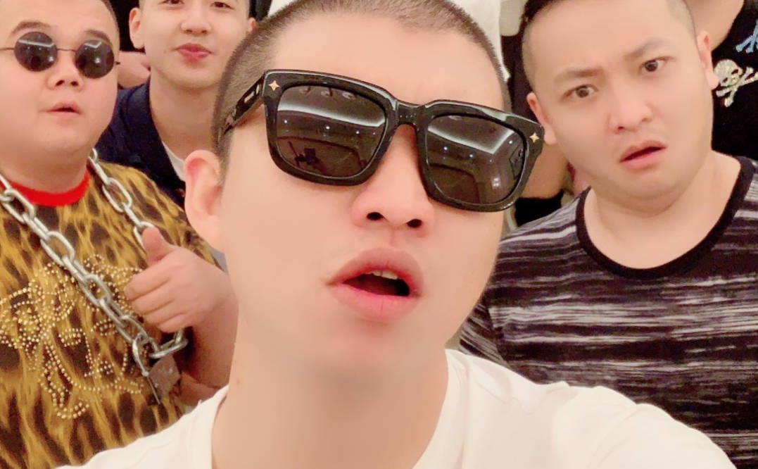 靠剧本套路爆火卖山寨手机遭官方点名二驴复出之路与辛巴很像