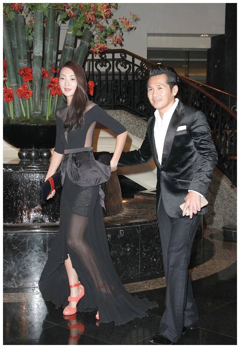 曹格老婆真会抢风头,镂空黑裙穿出傲人身材,曹格却老太快像大爷