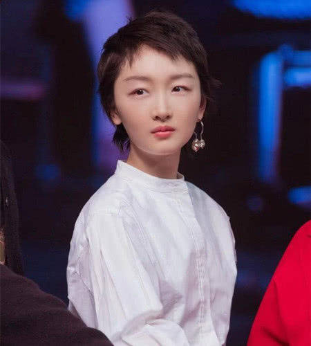 其他几位女星相比却让人眼前一亮,尽管那参差不齐的刘海看着比较随意