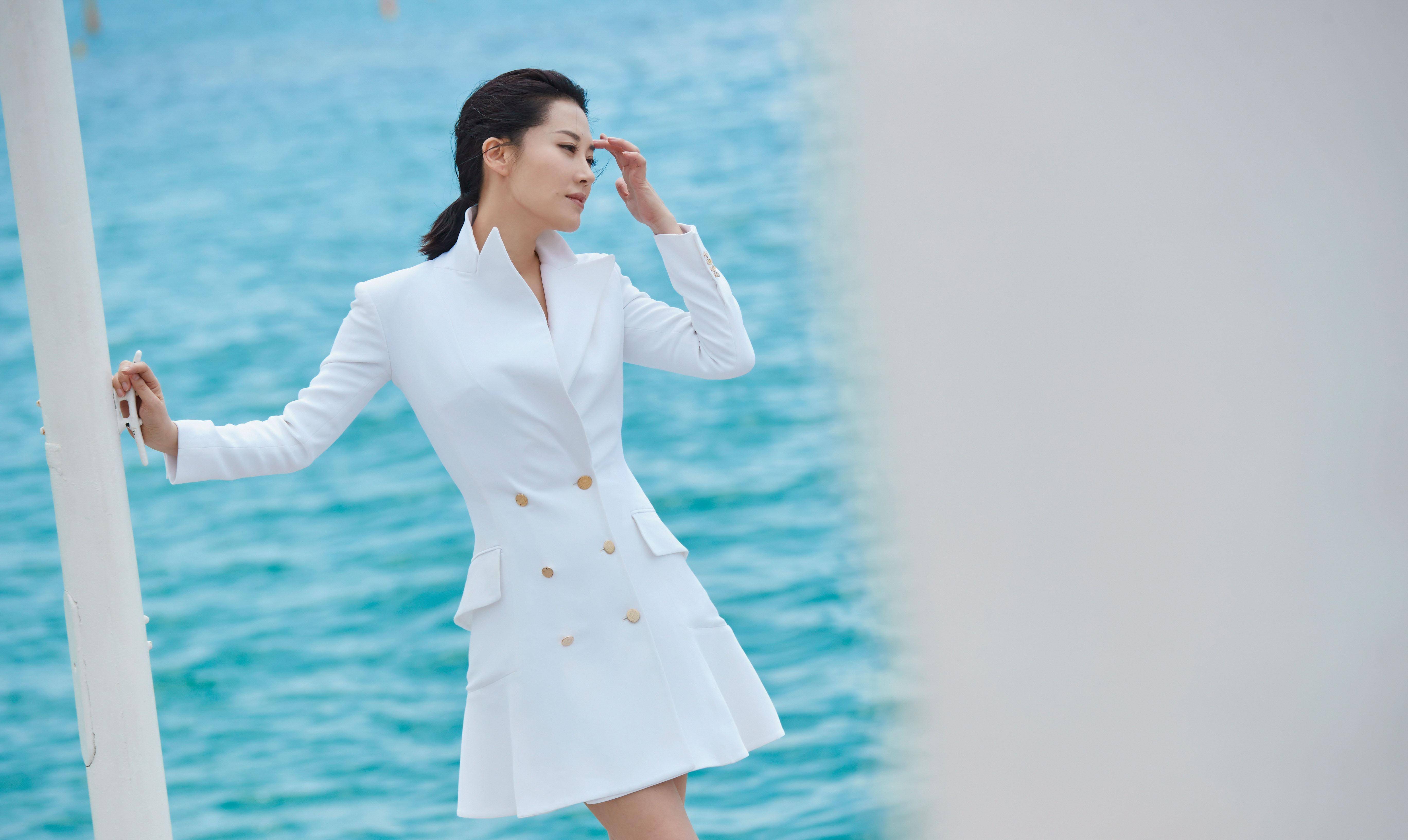 50岁许晴逆生长,风衣当裙子穿意外的好看,美得像20岁少女_白色_衣服