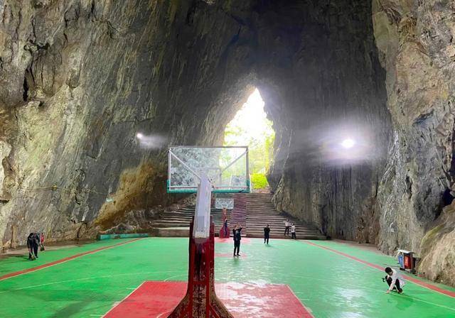 贵州有一个奇特的篮球场，建在一个巨大的山洞里
