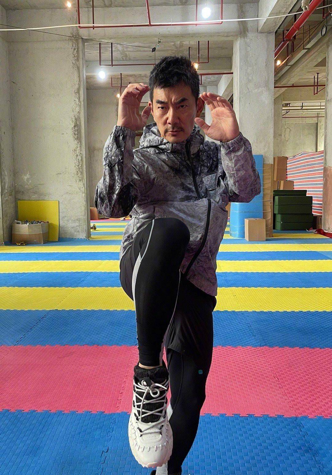 原创55岁任贤齐近况曝光身穿长衫显文人气质老歌新唱依然那么动听