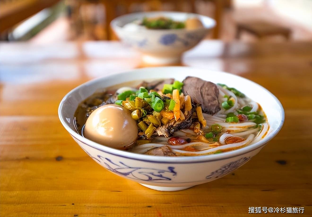 日头火米粉,石记老字号米粉店桂林米粉有生菜粉,牛腩粉,三鲜粉,原汤粉